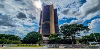 Economistas dizem que juros pressionam a dívida mais que os gastos públicos